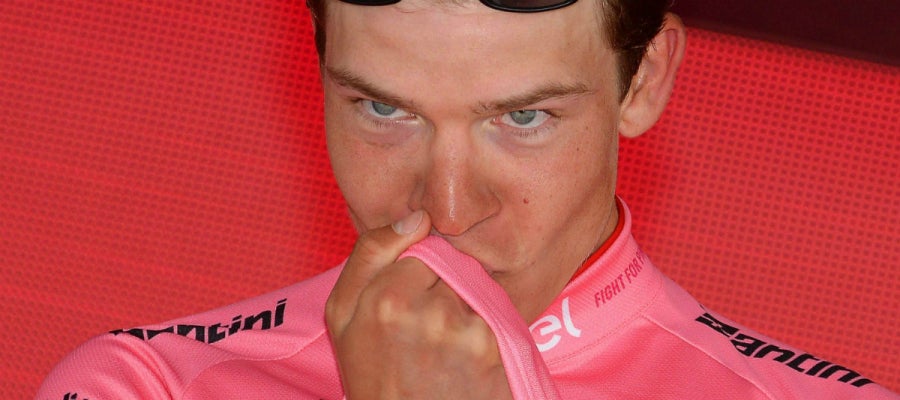 Bob Jungels besa la 'maglia rosa' del Giro de Italia Bob Jungels besa la 'maglia rosa' del Giro de Italia