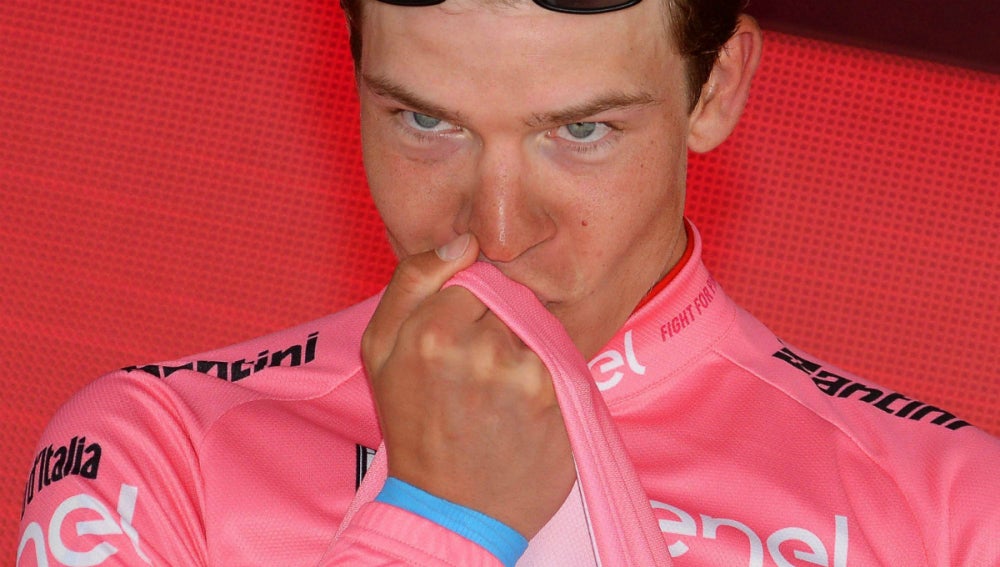 Bob Jungels besa la 'maglia rosa' del Giro de Italia