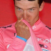 Bob Jungels besa la 'maglia rosa' del Giro de Italia