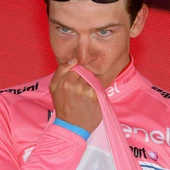 Bob Jungels besa la 'maglia rosa' del Giro de Italia Bob Jungels besa la 'maglia rosa' del Giro de Italia