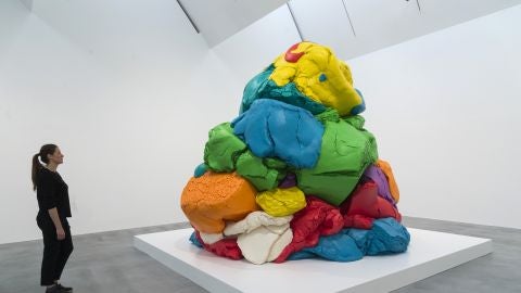 Escultura del artista americano Jeff Koons expuesta en una galer&iacute;a de arte de Londres