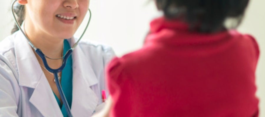 Un niño en una consulta médica Un niño en una consulta médica