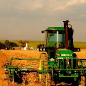 Imagen de un tractor arando Imagen de un tractor arando