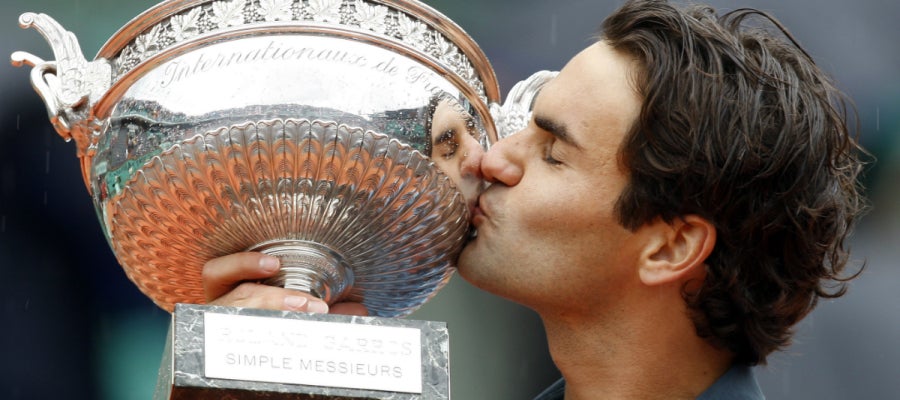 Roger Federer besa el trofeo de ganador de Roland Garros en 2009 Roger Federer besa el trofeo de ganador de Roland Garros en 2009