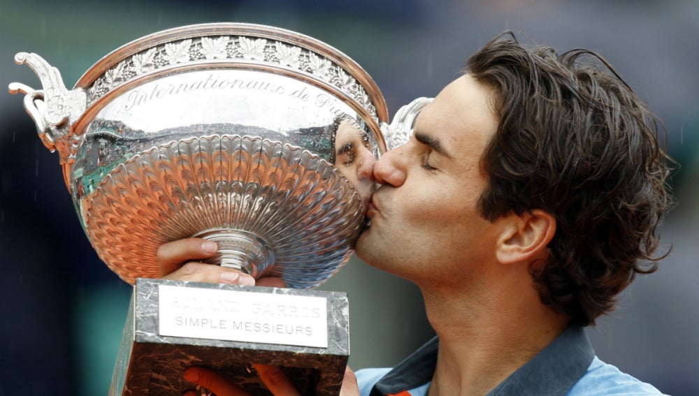 Roger Federer besa el trofeo de ganador de Roland Garros en 2009