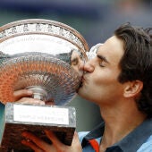 Roger Federer besa el trofeo de ganador de Roland Garros en 2009