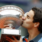 Roger Federer besa el trofeo de ganador de Roland Garros en 2009 Roger Federer besa el trofeo de ganador de Roland Garros en 2009