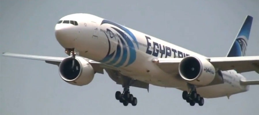 Frame 3.524442 de: Un avión de la compañía EgyptAir con 66 personas a bordo se ha estrellado cerca de la isla griega de Karpathos