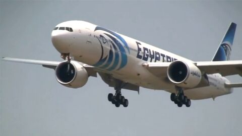 Frame 3.524442 de: Un avi&oacute;n de la compa&ntilde;&iacute;a EgyptAir con 66 personas a bordo se ha estrellado cerca de la isla griega de Karpathos