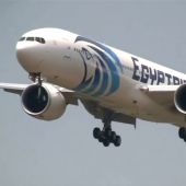 Frame 3.524442 de: Un avión de la compañía EgyptAir con 66 personas a bordo se ha estrellado cerca de la isla griega de Karpathos