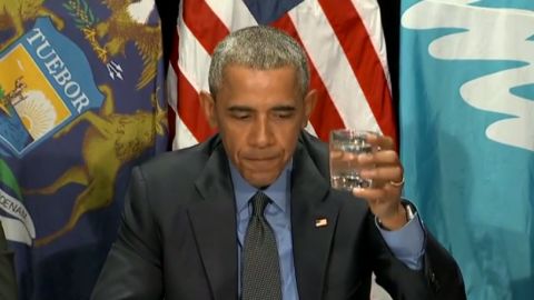 Obama bebiendo agua de Flint