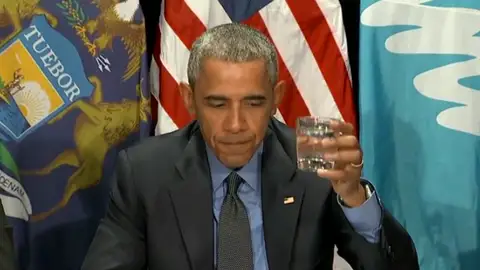 Obama bebiendo agua de Flint Obama bebiendo agua de Flint