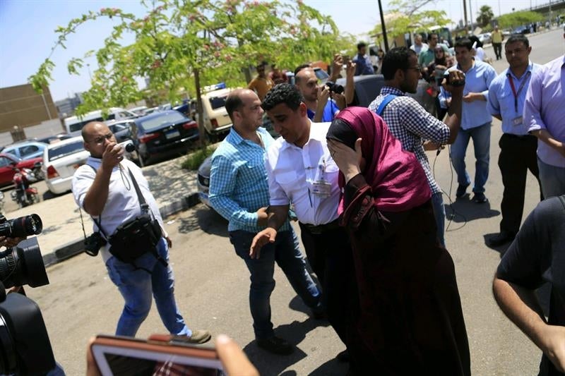 Familiares de los pasajeros del Egyptair desaparecido llegan al aeropuerto de El Cairo Familiares de los pasajeros del Egyptair desaparecido llegan al aeropuerto de El Cairo