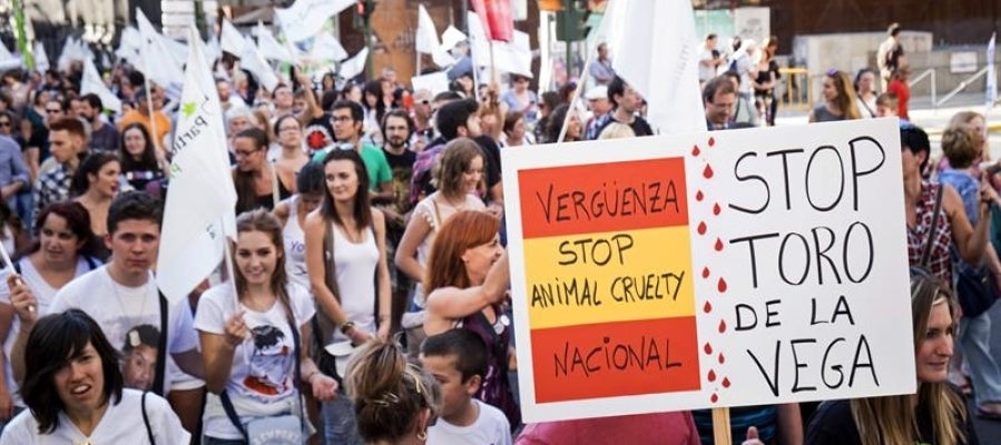 Participantes en una concentración contra la fiesta del Toro de la Vega Participantes en una concentración contra la fiesta del Toro de la Vega