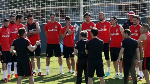 Charla de Simeone con sus jugadores Charla de Simeone con sus jugadores