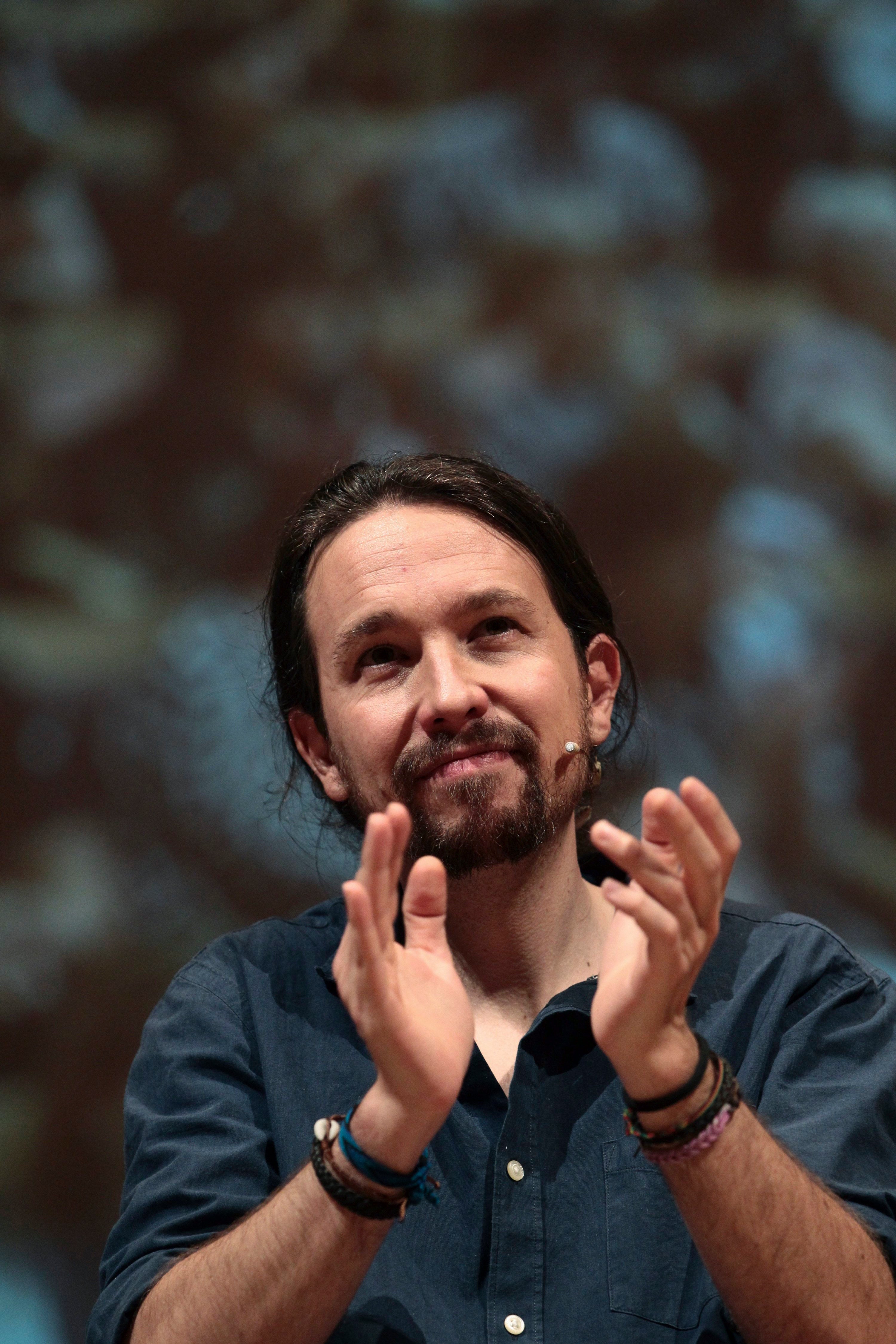 La Guardia Civil sube al autobús de Podemos para un control de tráfico y pregunta por "el coletas" La Guardia Civil sube al autobús de Podemos para un control de tráfico y pregunta por "el coletas"