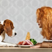 Perro y dueña comiendo