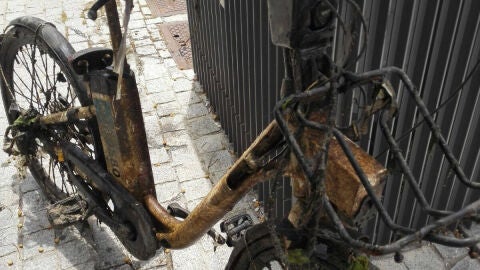 Bicicleta el&eacute;ctrica de Bicimad rescatada del r&iacute;o Manzanares