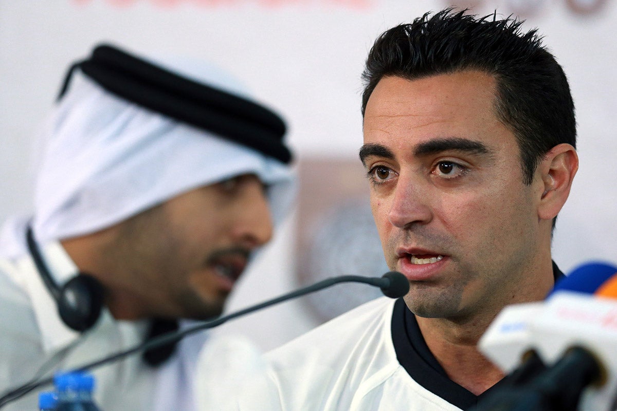 Xavi defiende a Piqué: "Tiene derecho a decir que está cansado; cualquiera diría que se ha arrancado el escudo" Xavi defiende a Piqué: "Tiene derecho a decir que está cansado; cualquiera diría que se ha arrancado el escudo"