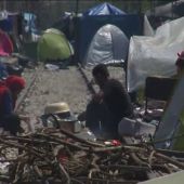 Frame 58.484193 de: La policía griega comienza a desalojar el campamento de Idomeni donde hay más de 8.400 refugiados
