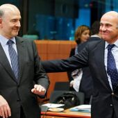 El comisario europeo de Asuntos Económicos, Pierre Moscovici, (i), conversa con el ministro español en funciones de Economía, Luis de Guindos