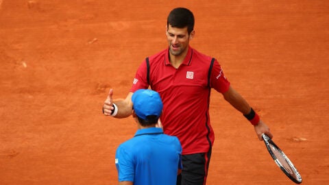 Djokovic saluda a Yen-Hsun Lu tras la victoria