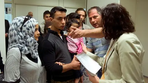 Llegan los 20 refugiados desde Grecia e irán a Cataluña, Aragón y Andalucía Llegan los 20 refugiados desde Grecia e irán a Cataluña, Aragón y Andalucía