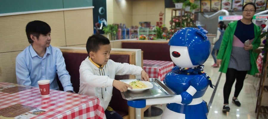 Contratan robots camareros (24-05-2016) Contratan robots camareros (24-05-2016)