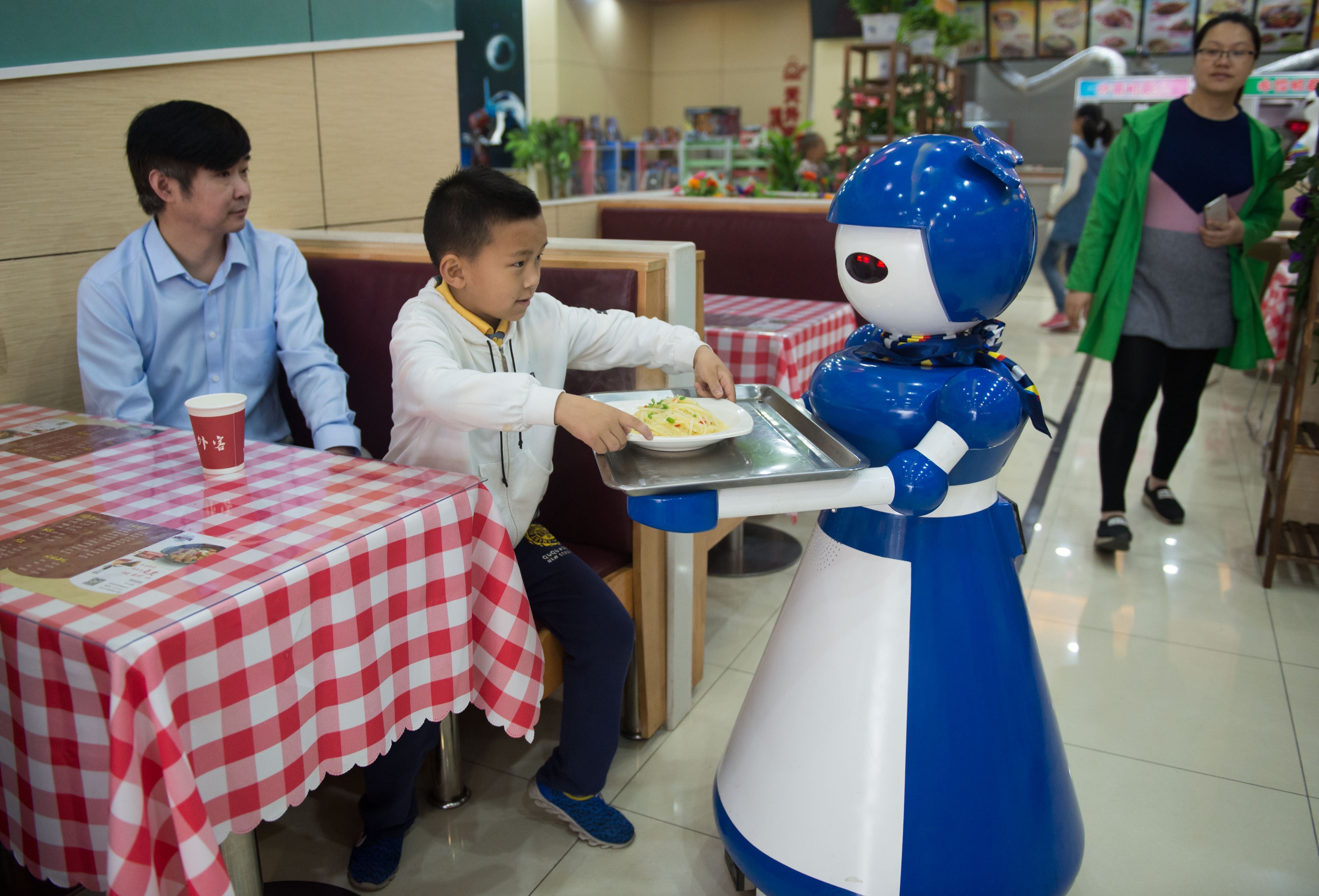 Los camareros y cocineros serán sustituidos por robots en un plazo de cinco años Los camareros y cocineros serán sustituidos por robots en un plazo de cinco años