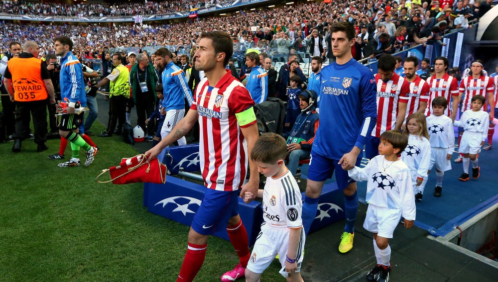 Los jugadores del Real Madrid y del Atlético de Madrid salen al terreno de juego en la final de la Champions de 2014