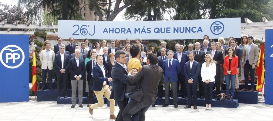 Un espontáneo irrumpe en el acto de Mariano Rajoy Un espontáneo irrumpe en el acto de Mariano Rajoy