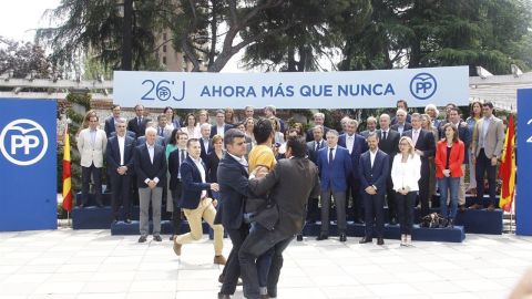 Un espont&aacute;neo irrumpe en el acto de Mariano Rajoy
