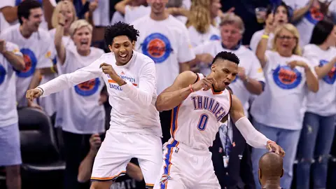 Russell Westbrook celebra con Cameron Payne la victoria de los Thunder Russell Westbrook celebra con Cameron Payne la victoria de los Thunder