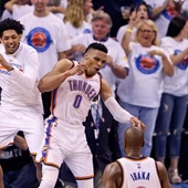 Russell Westbrook celebra con Cameron Payne la victoria de los Thunder Russell Westbrook celebra con Cameron Payne la victoria de los Thunder