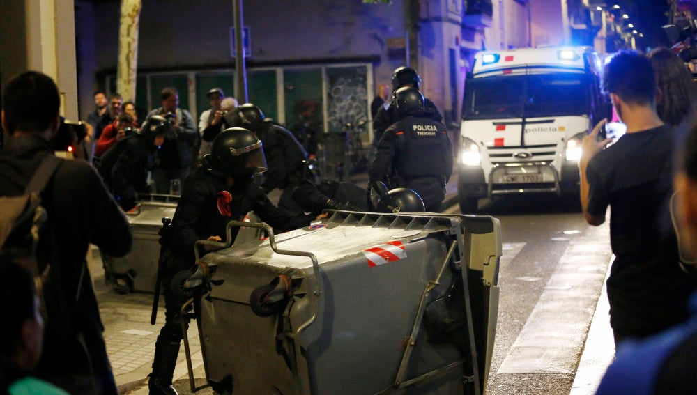 Segunda noche de disturbios en Gràcia por el desalojo del "banco expropiado" Segunda noche de disturbios en Gràcia por el desalojo del "banco expropiado"