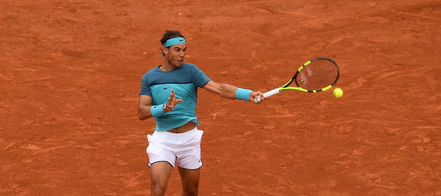 Rafa Nadal golpenado una pelota Rafa Nadal golpenado una pelota
