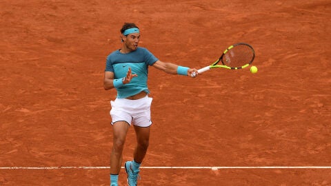 Rafa Nadal golpenado una pelota