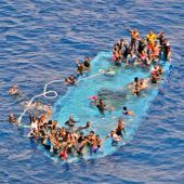 Rescatan una barcaza con 77 inmigrantes