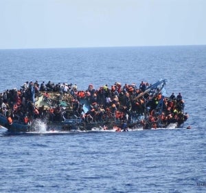 Una embarcación en la que viajaban 562 inmigrantes vuelca cerca de Libia Una embarcación en la que viajaban 562 inmigrantes vuelca cerca de Libia