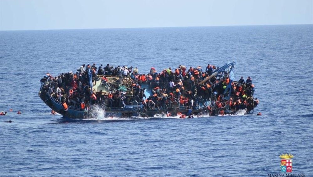 Una embarcación en la que viajaban 562 inmigrantes vuelca cerca de Libia