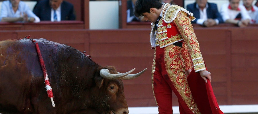 El diestro Alberto López Simón ante su primer toro, durante la vigésimo segunda de la feria de San Isidro El diestro Alberto López Simón ante su primer toro, durante la vigésimo segunda de la feria de San Isidro