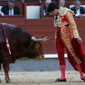 El diestro Alberto López Simón ante su primer toro, durante la vigésimo segunda de la feria de San Isidro