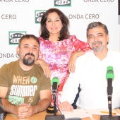 Isabel Gemio y Antonio Martínez Ron con el doctor Juan Antonio Barcia
