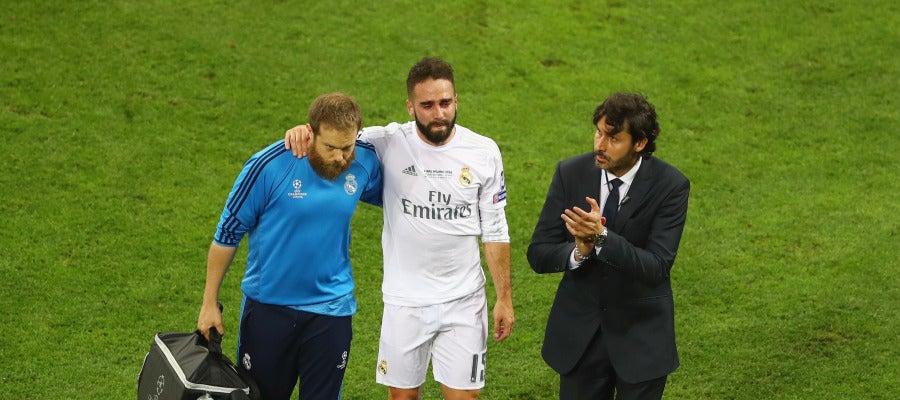 Carvajal, en el momento de abandonar el terreno de juego Carvajal, en el momento de abandonar el terreno de juego