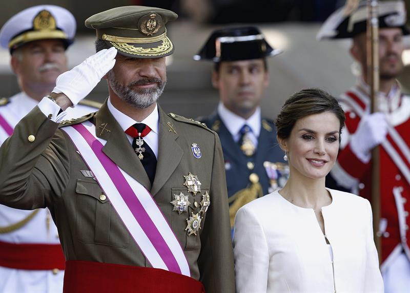 Los Reyes presiden el primer Día de las Fuerzas Armadas con un Gobierno en funciones Los Reyes presiden el primer Día de las Fuerzas Armadas con un Gobierno en funciones