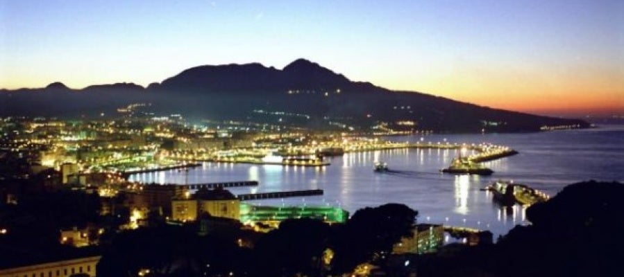 La ciudad de Ceuta al anochecer La ciudad de Ceuta al anochecer
