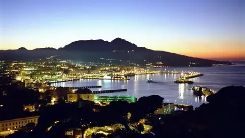 La ciudad de Ceuta al anochecer La ciudad de Ceuta al anochecer