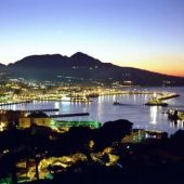 La ciudad de Ceuta al anochecer