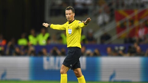 Mark Clattenburg da por finalizada la primera parte