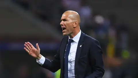 Zinedine Zidane da indicaciones a sus jugadores Zinedine Zidane da indicaciones a sus jugadores